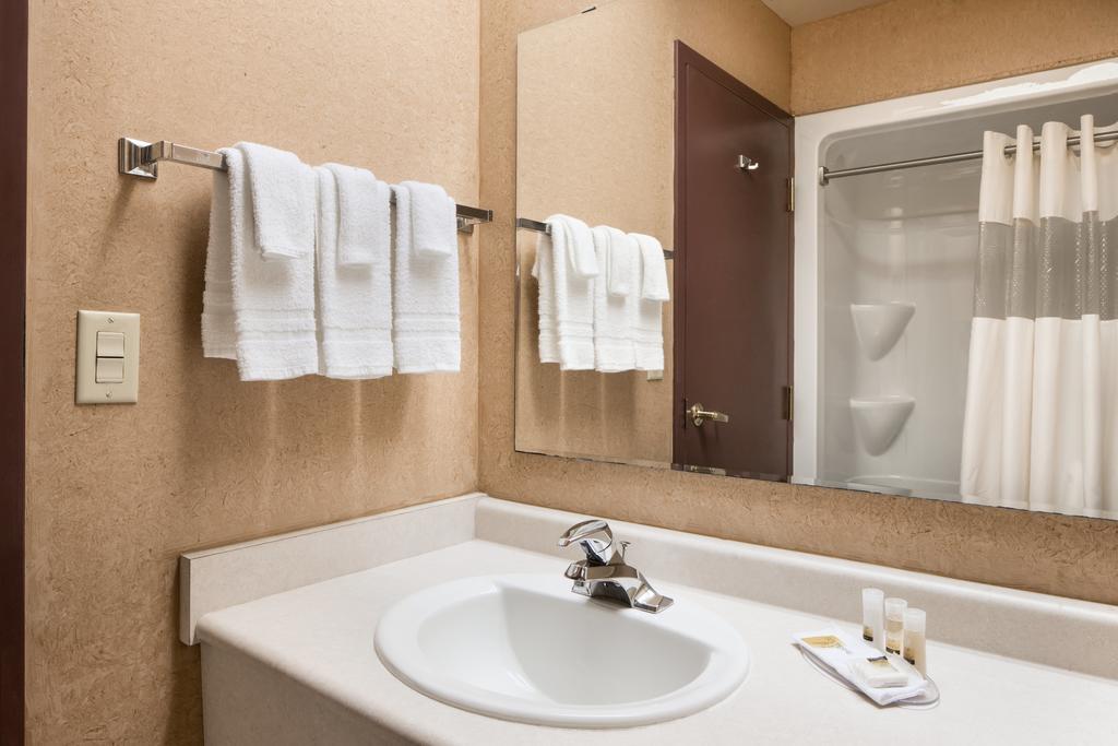Days By Wyndham Hotel Leamington